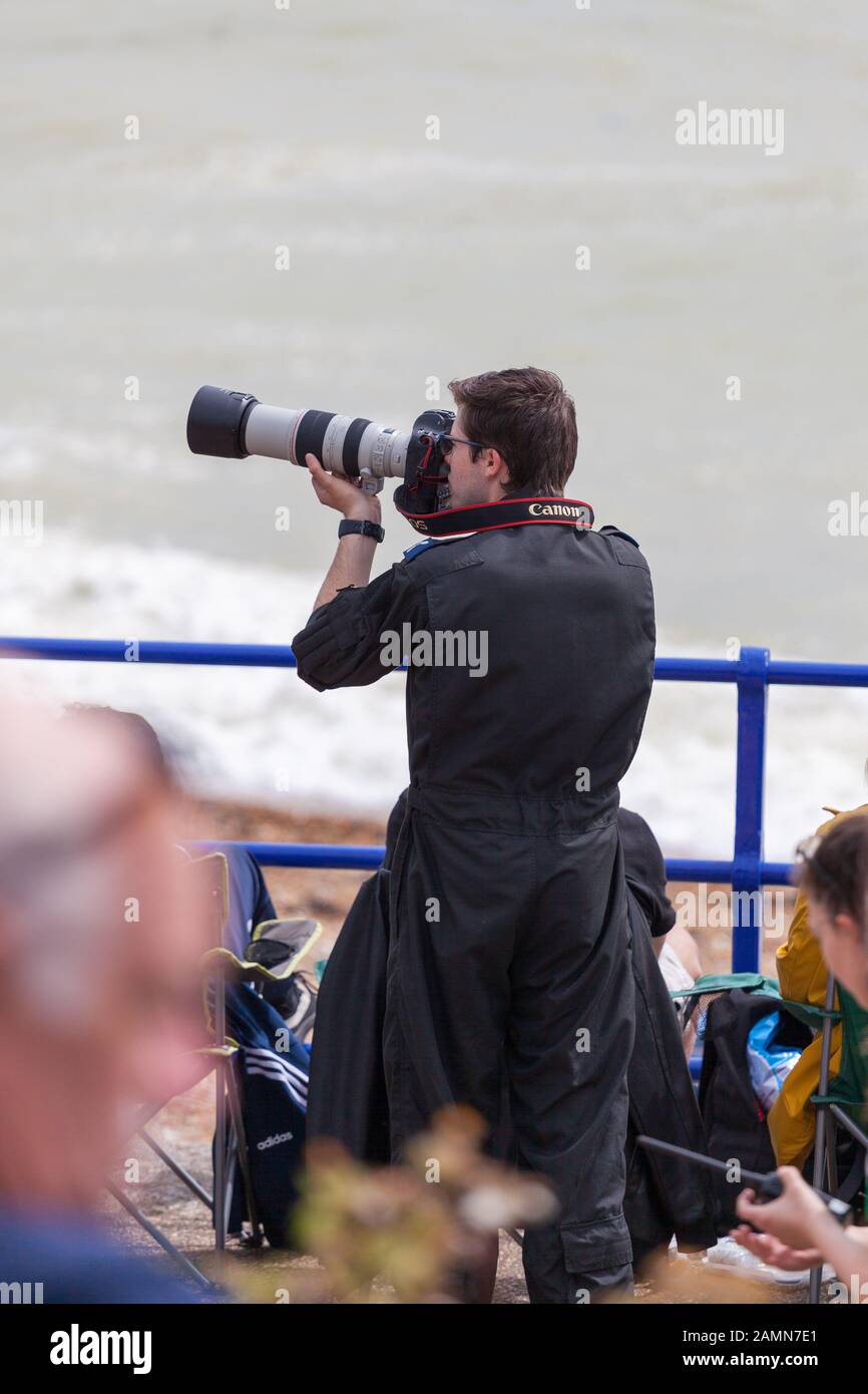 Fotograf mit Teleobjektiv auf der Eastbourne Airshow. Stockfoto