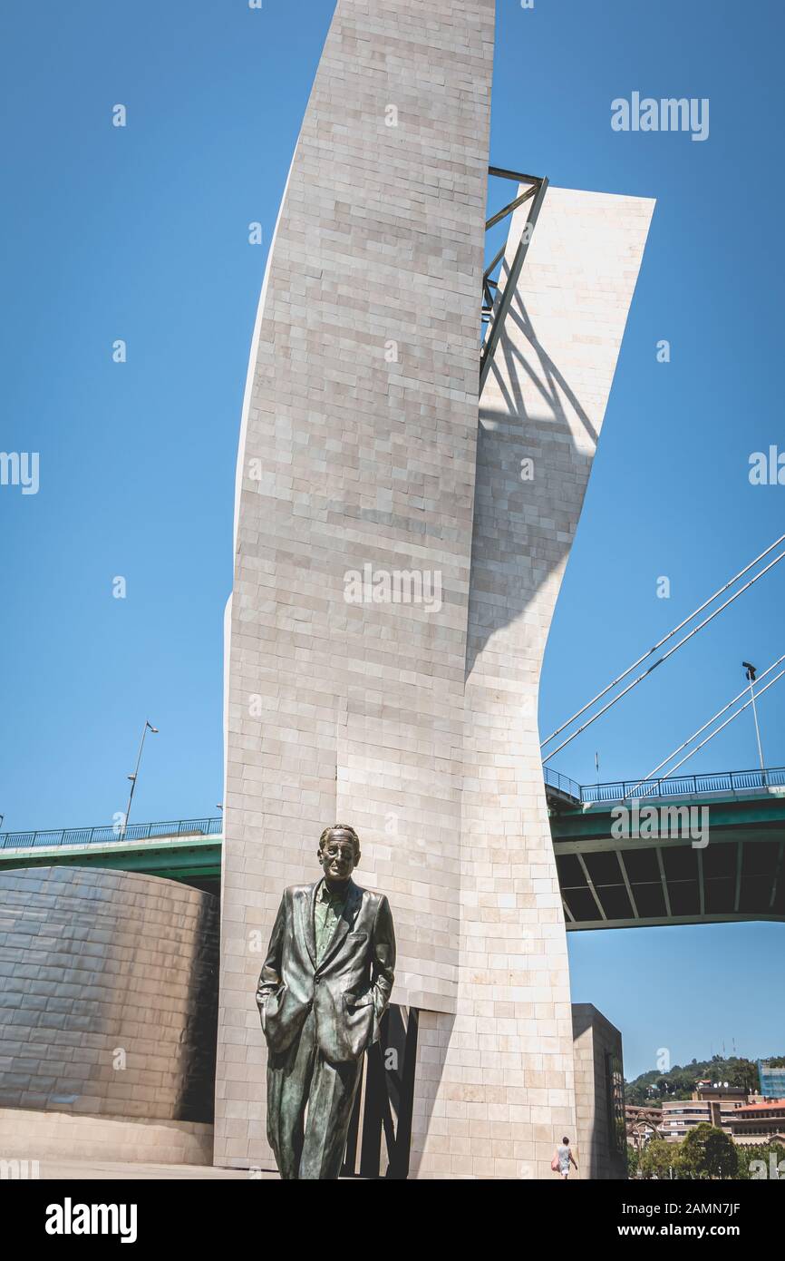 Bilbao, Spanien - 19. Juli 2017: Denkmal des sozialistischen Führers Ramon Rubial Cavia von Casto Solano vor dem Guggenheim Museum an einem Sommertag Stockfoto