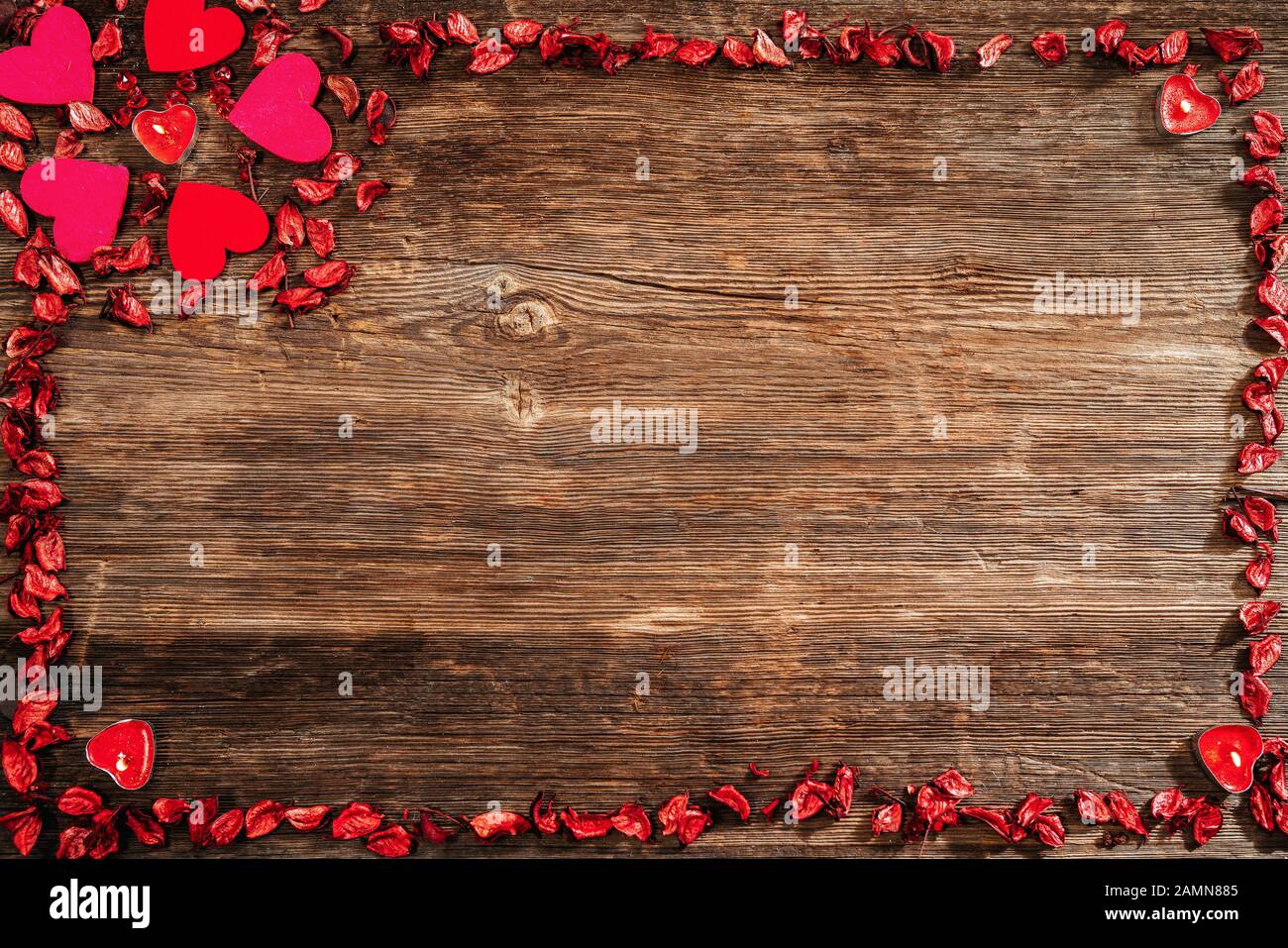 Valentinstagornamentkonzept mit Holzhintergrund. Liebe und Romantik Stockfoto