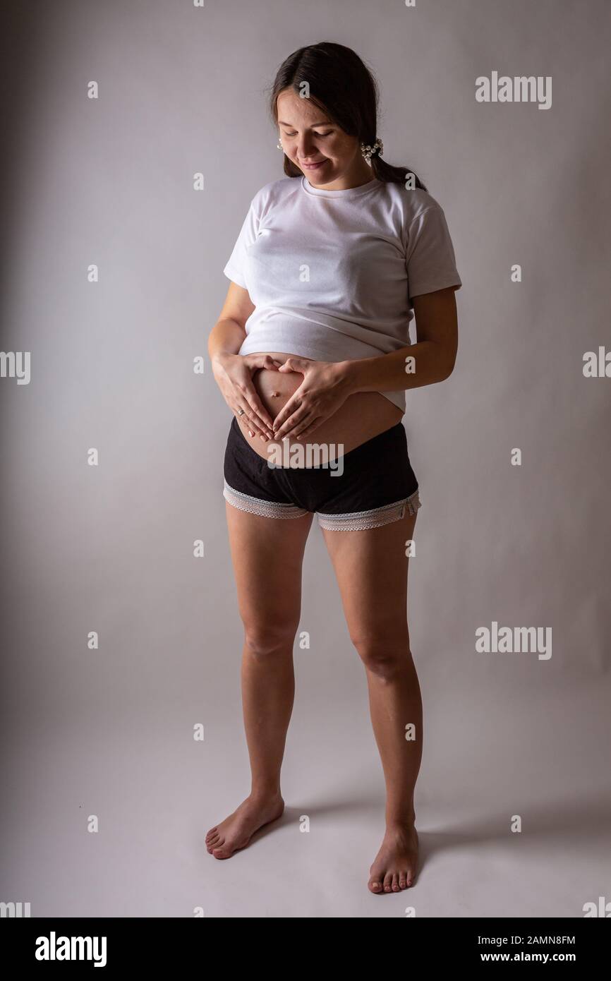 Schwangere Bauch berühren Close-up in einem Studio Stockfoto