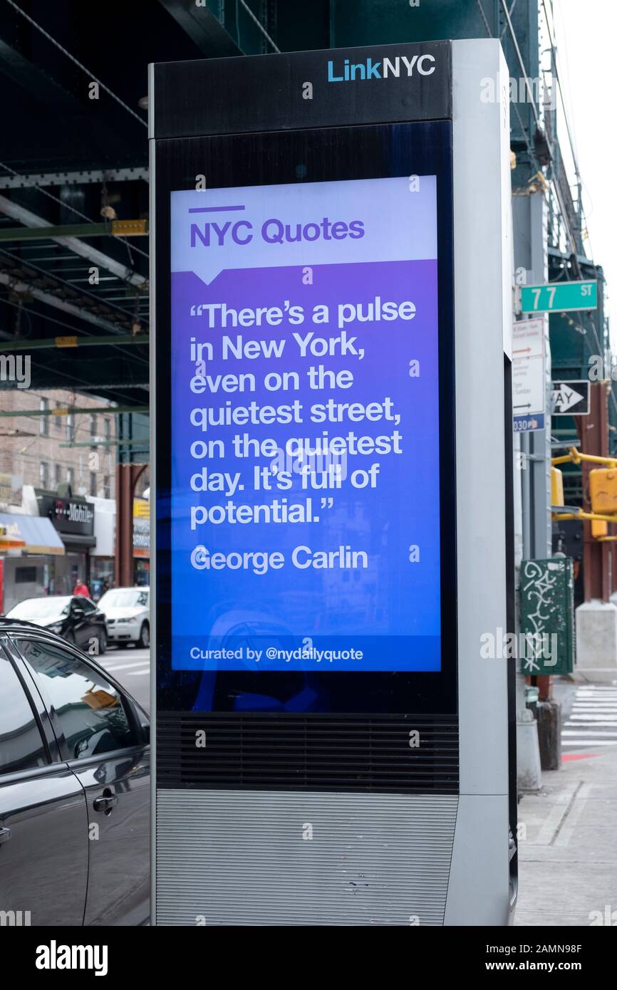 Ein George Carlin-Zitat über den Puls der Stadt auf einer VERBINDUNG NYTC-Maschine An der Roosevelt Ave. In Jackson Heights, Queens, NYC Stockfoto