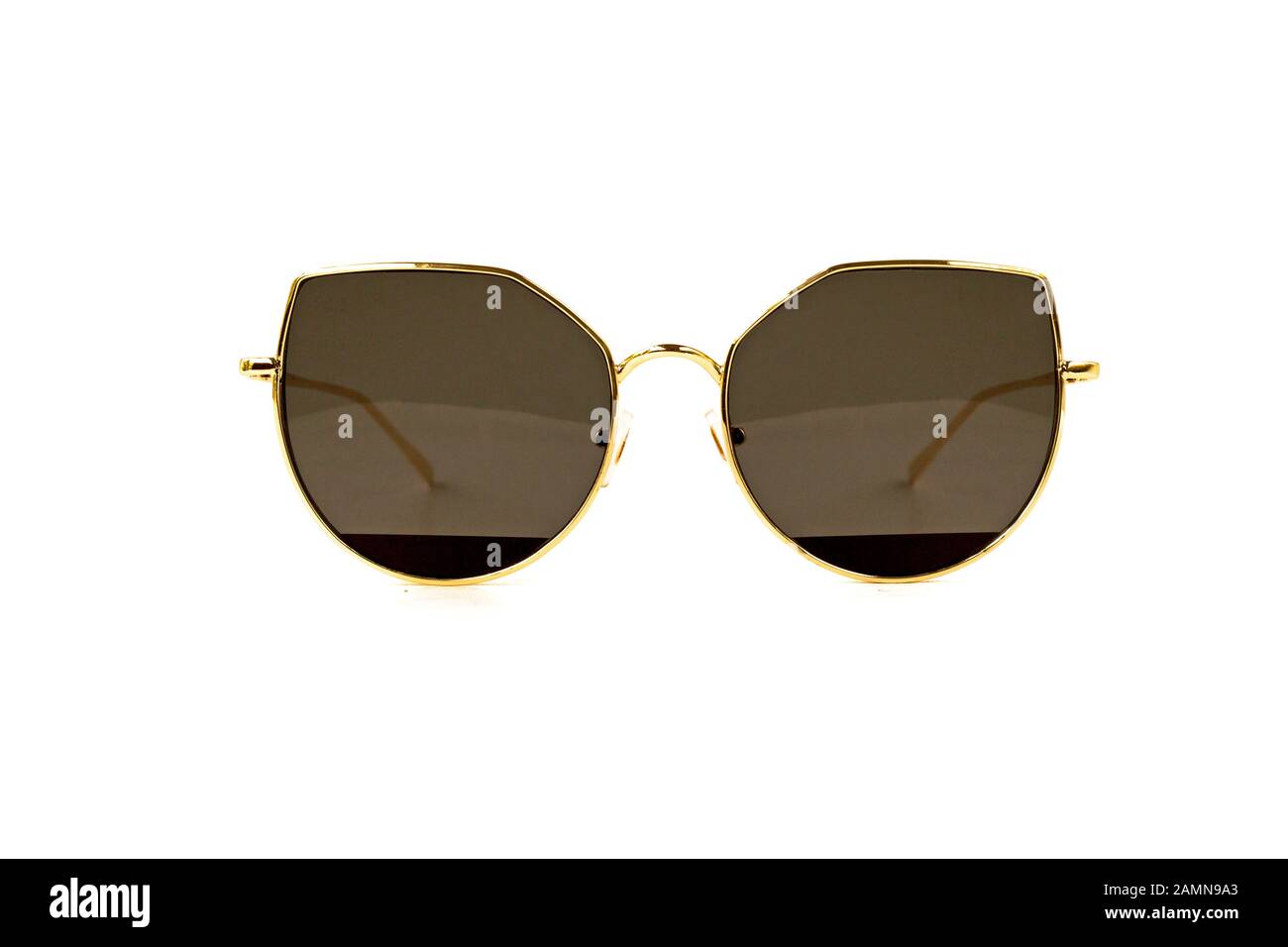 Braune Cat Eye-Sonnenbrille mit Dünnem Rahmen, Isoliert auf weißem Hintergrund. Vorderansicht Stockfoto