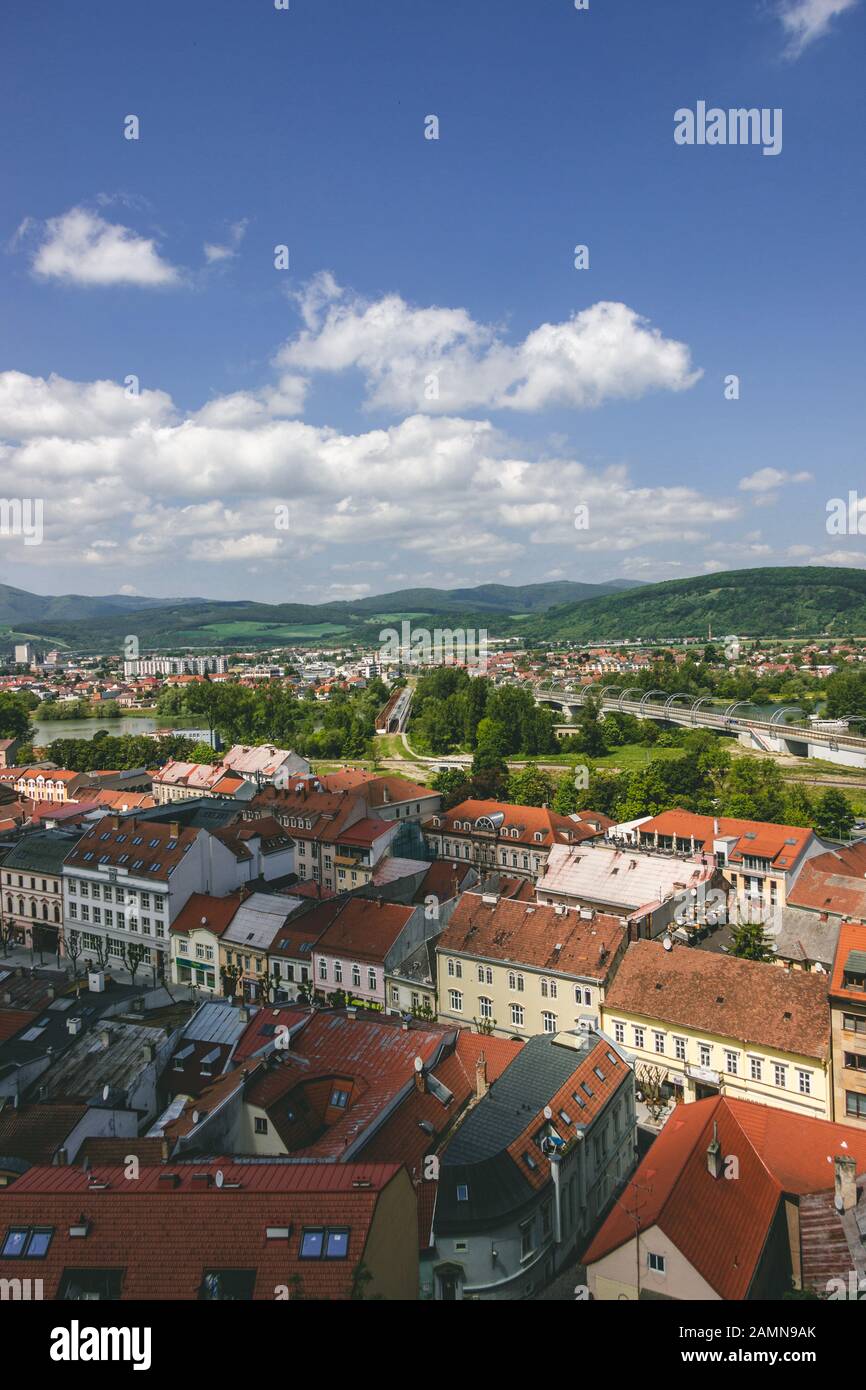 Weitwinkel panorama Blick auf die Stadt von der Burg Trencin Stockfoto