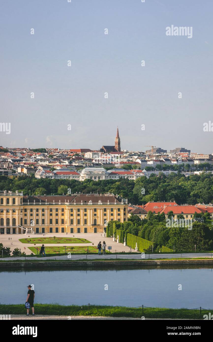 Enge Aufnahme Blick auf wien mit klaren blauen Himmel und Wasser auf dem Boden Stockfoto