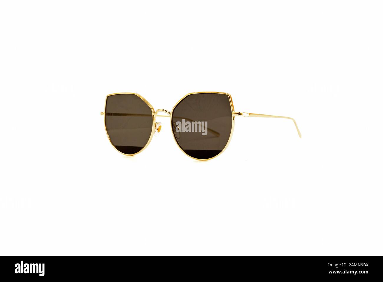 Braune Cat Eye-Sonnenbrille mit Dünnem Rahmen, Isoliert auf weißem Hintergrund, Seitenansicht Stockfoto