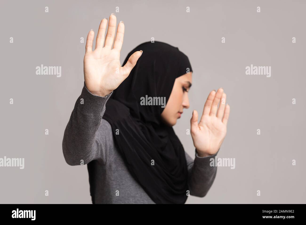 Angst, arabisches Mädchen zeigt Stopp-Geste und schützt sich vor Gewalt Stockfoto
