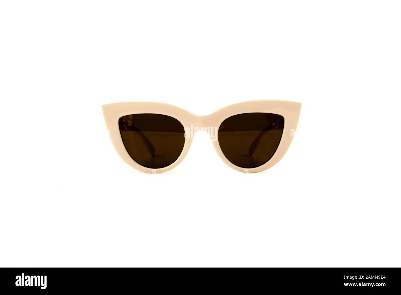 Weiße, Beige Cat Eye-Sonnenbrille Isoliert auf weißem Hintergrund, Vorderansicht Stockfoto