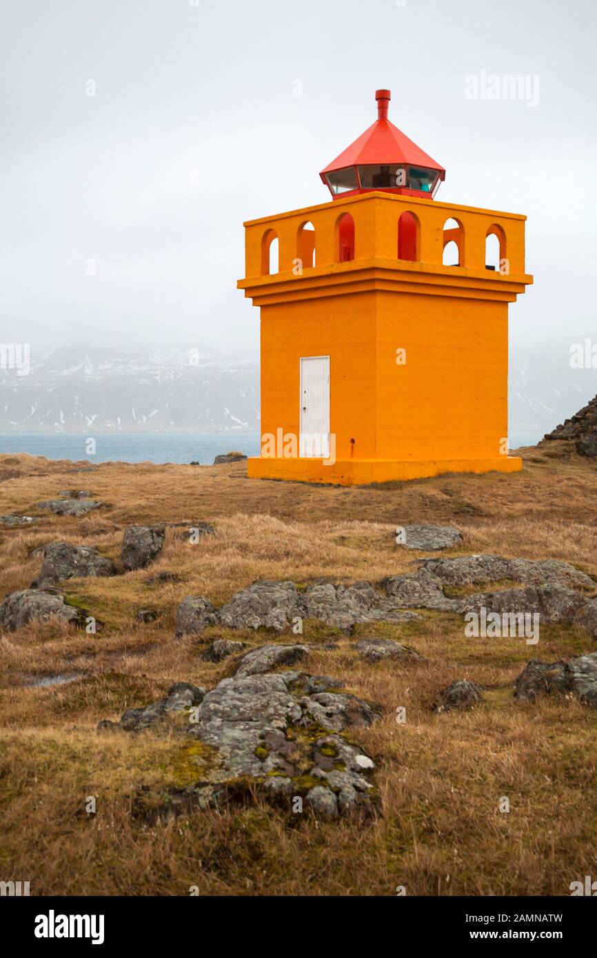Hafnarnes Leuchtturm in Hafnarnes Fáskrúðsfjörður, Faskrudsfjordur, Ostisland im Februar Stockfoto