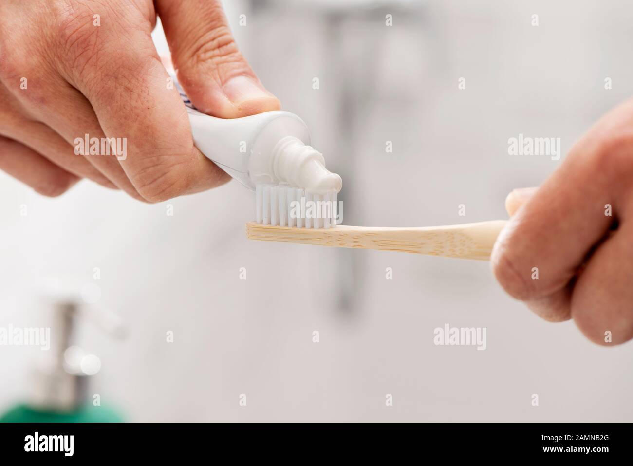 Nahaufnahme von einem kaukasischen Mann mit einem Bambus Zahnbürste im Bad Stockfoto