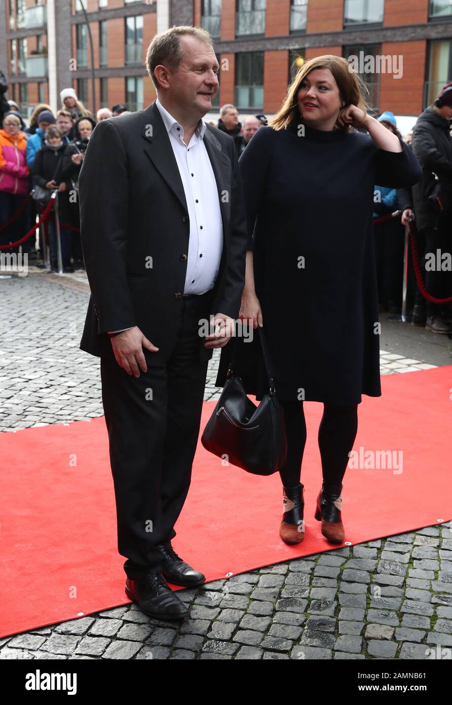 Hamburg, Deutschland. Januar 2020. Katharina Fegebank (Bündnis 90/die Grünen), Zweite Bürgermeisterin, und Jens Kerstan (Bündnis 90/die Grünen), Senator für Umwelt Hamburg, kommen zur Trauerfeier für den Schauspieler Jan Fedder ("Großstadtrevier") im Michel. Fedder wurde am 30. Dezember tot in seiner Wohnung aufgefunden. Kredit: Christian Charisius / dpa / Alamy Live News Stockfoto