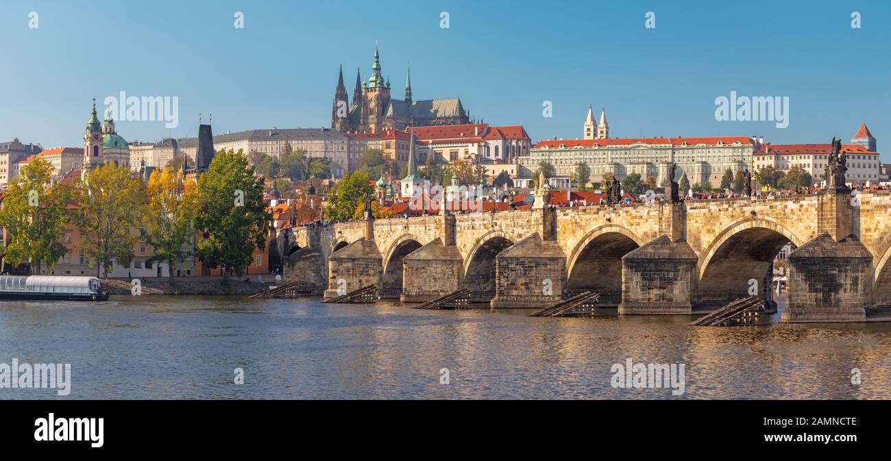 Prag - das Panorama von der Karlsbrücke, Schloss und Kathedrale mit der Moldau. Stockfoto