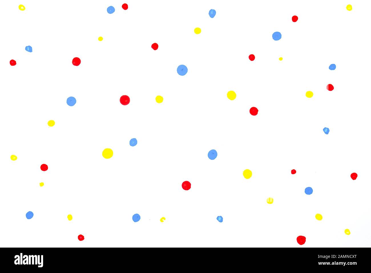 Rot blau gelb Wasserfarbe Random Drop Dots auf weißem Zeichenpapier mit Papiertextur. Stockfoto