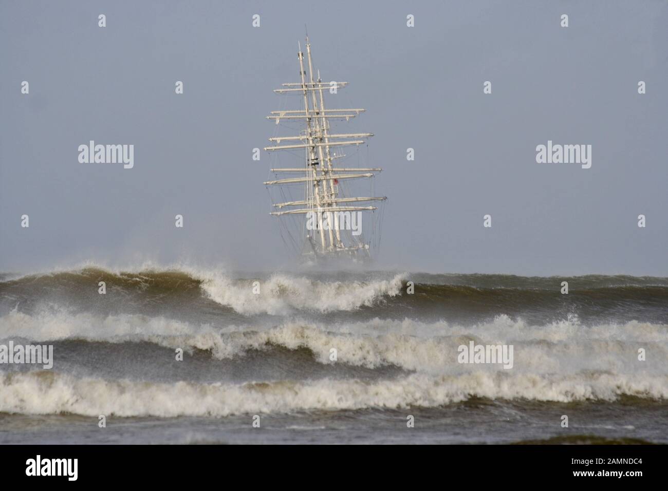 Quadratisches Segelschiff in stürmischem Wetter, Wales Stockfoto