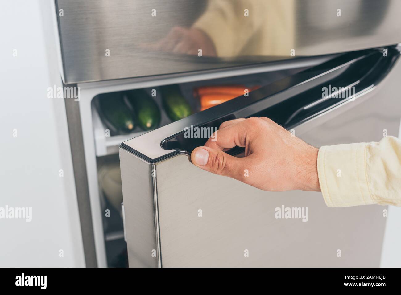 3/4-Blick auf die Tür des geöffneten Kühlschranks Stockfoto