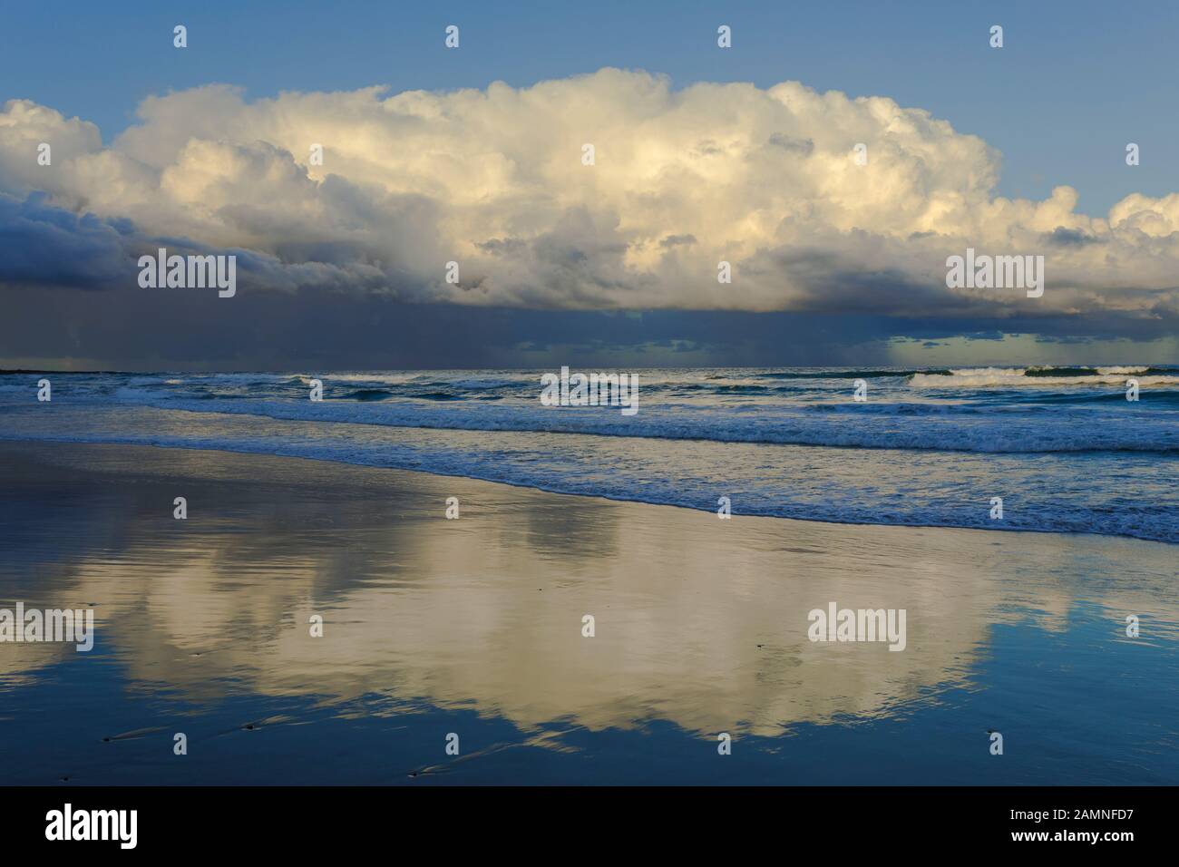 Australien, Yamba, New South Wales, Pippi Beach, Wolken spiegeln sich in der Brandung wider Stockfoto