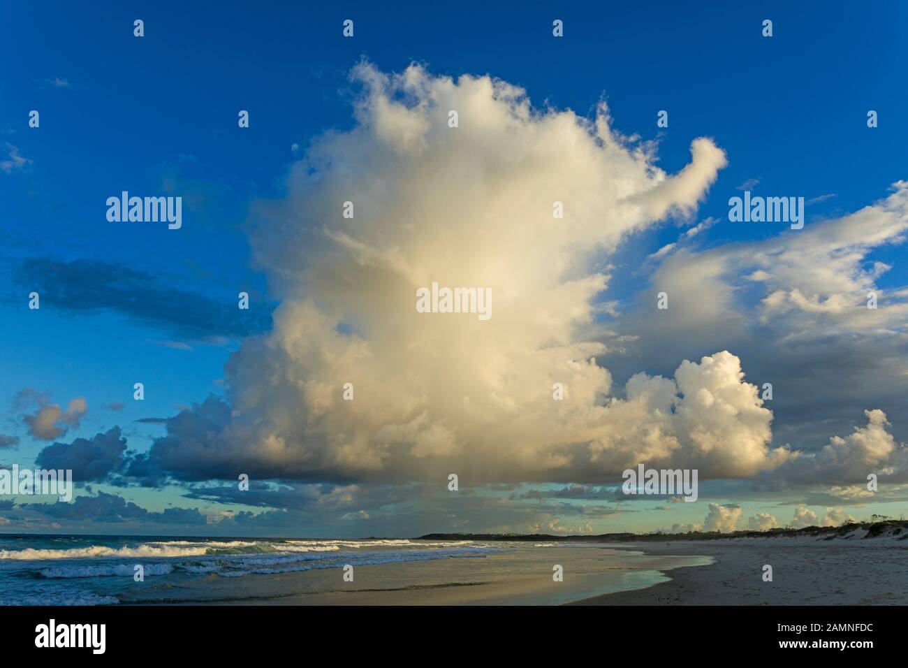 Australien, Yamba, New South Wales, Pippi Beach, Wolken spiegeln sich in der Brandung wider Stockfoto
