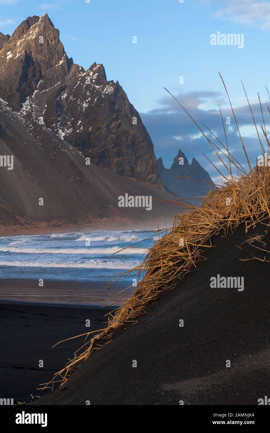 Dramatische Landschaft mit schwarzen Sand Dünen, Strand und Berge am Vestrahorn Berge, Hofn, Südisland im Februar Stockfoto