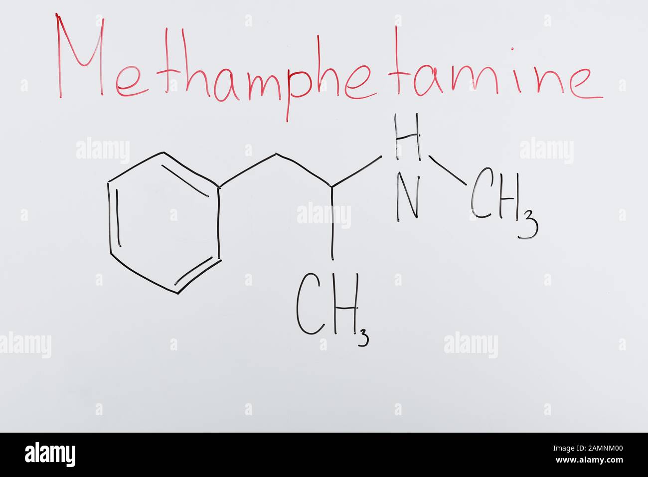 Draufsicht auf weißes Brett mit chemischer Formel und Schriftzug Methamphetamin Stockfoto