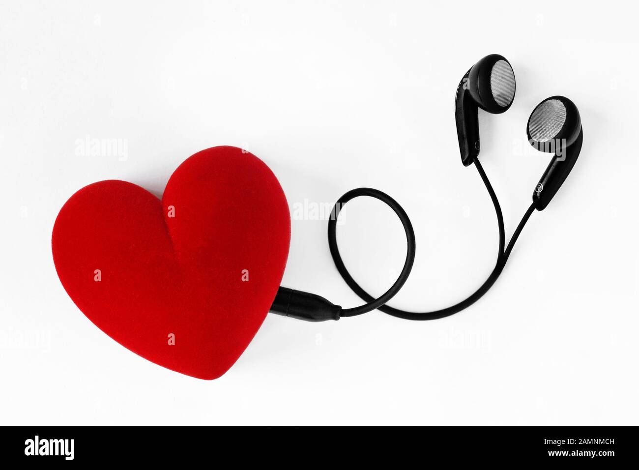 Ohrhörer in Herzform - Konzept der Liebe Stockfoto