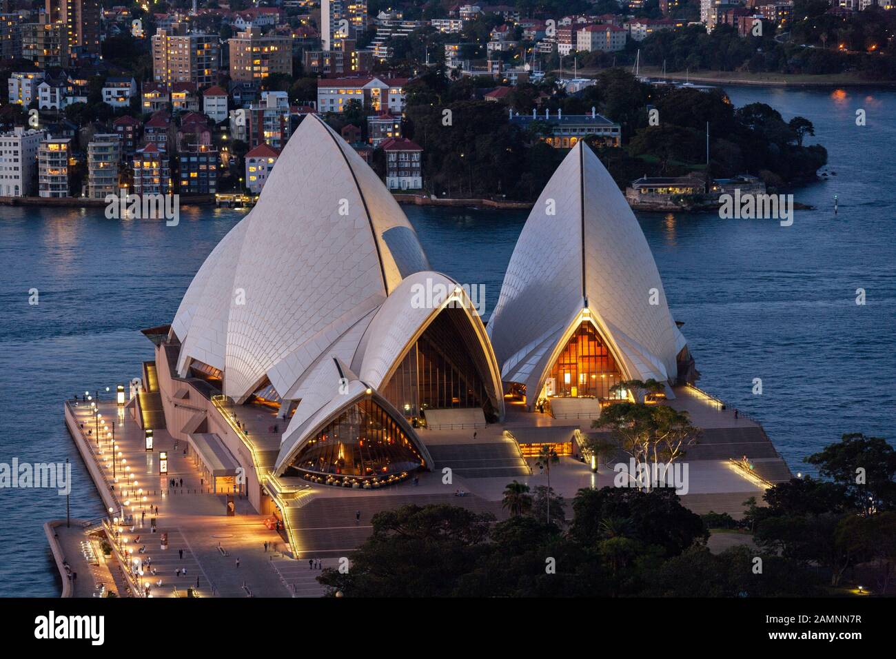 Sydney. Australien. 05.17.06. Blick auf die Abenddämmerung des Opernhauses von Sydney in der Stadt Sydney, Australien. Stockfoto