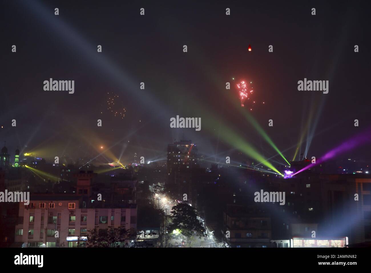 Dhaka, Bangladesch. Januar 2020. Menschen Der Alten Dhaka spielen anlässlich des Shakrain-Festivals in Dhaka Bangladesch Feuerspaltungen mit Kerosinöl auf dem Dach ihres Gebäudes. Das Shakrain-Festival findet in der Gegend von Gandaria in der alten Stadt Dhaka statt. Das Shakrain-Festival, auch Kite Festival genannt, wird in Bangladesch am Ende des Bangla-Monats Poush gefeiert. Das Shakrain-Festival ist eines der alten, berühmtesten und wichtigsten jährlichen Festivals in Bangladesch. Es ist das Symbol der Einheit und Freundschaft in Bangladesch. Kredit: Zuma Press, Inc./Alamy Live News Stockfoto