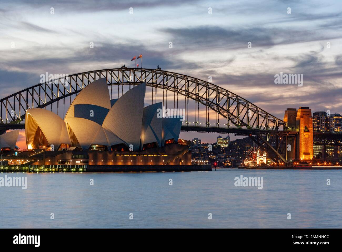 Sydney. Australien. 05.17.06. Blick in der Abenddämmerung auf das Opernhaus von Sydney und die Sydney Harbour Bridge in der Stadt Sydney, Australien. Stockfoto