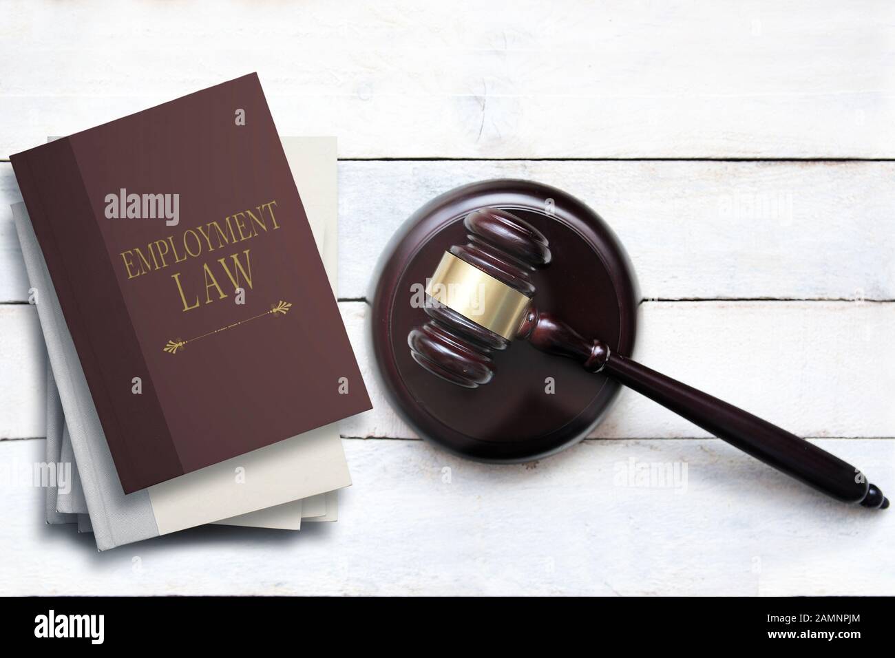 Gerechtigkeit Hammer auf ein weißes Holz- Schreibtisch in einem Gerichtssaal nächste einige Arbeitsrecht Bücher. Gesetz Konzept und leere Raum. Stockfoto