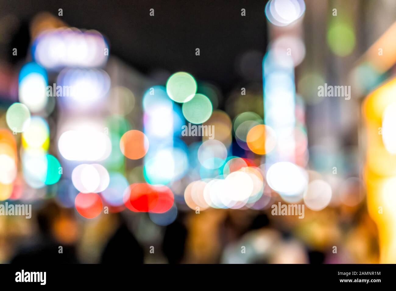 Tokyo, Japan Shinjuku Bezirk nachts mit abstrakten verschwommenen Bokeh-Hintergrund von Lichtern im städtischen Nachtleben flache Schärfentiefe Stockfoto