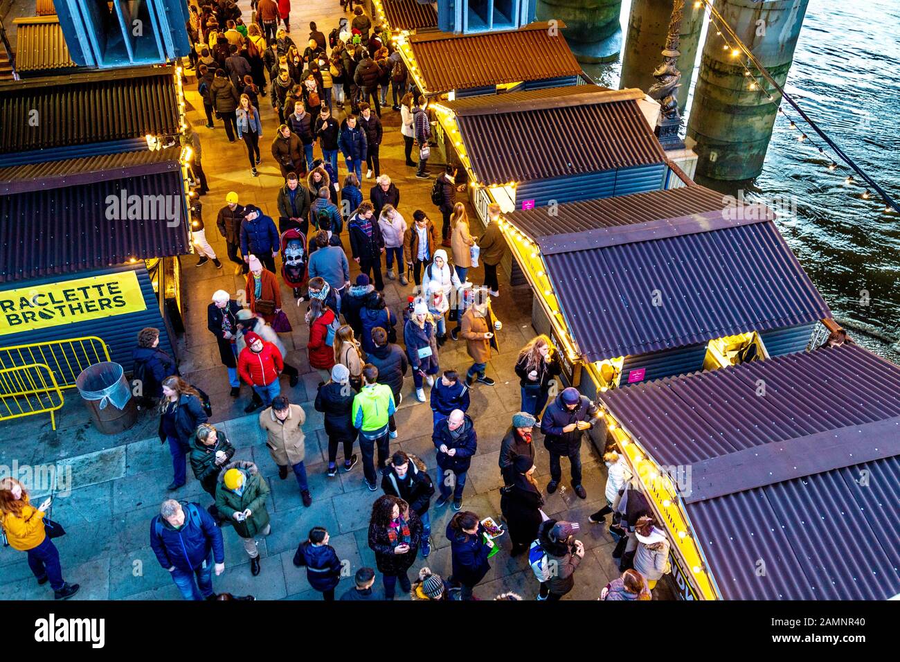 Leute, die Stände im festlichen Southbank Centre Winter Market, London, Großbritannien, betrachten Stockfoto