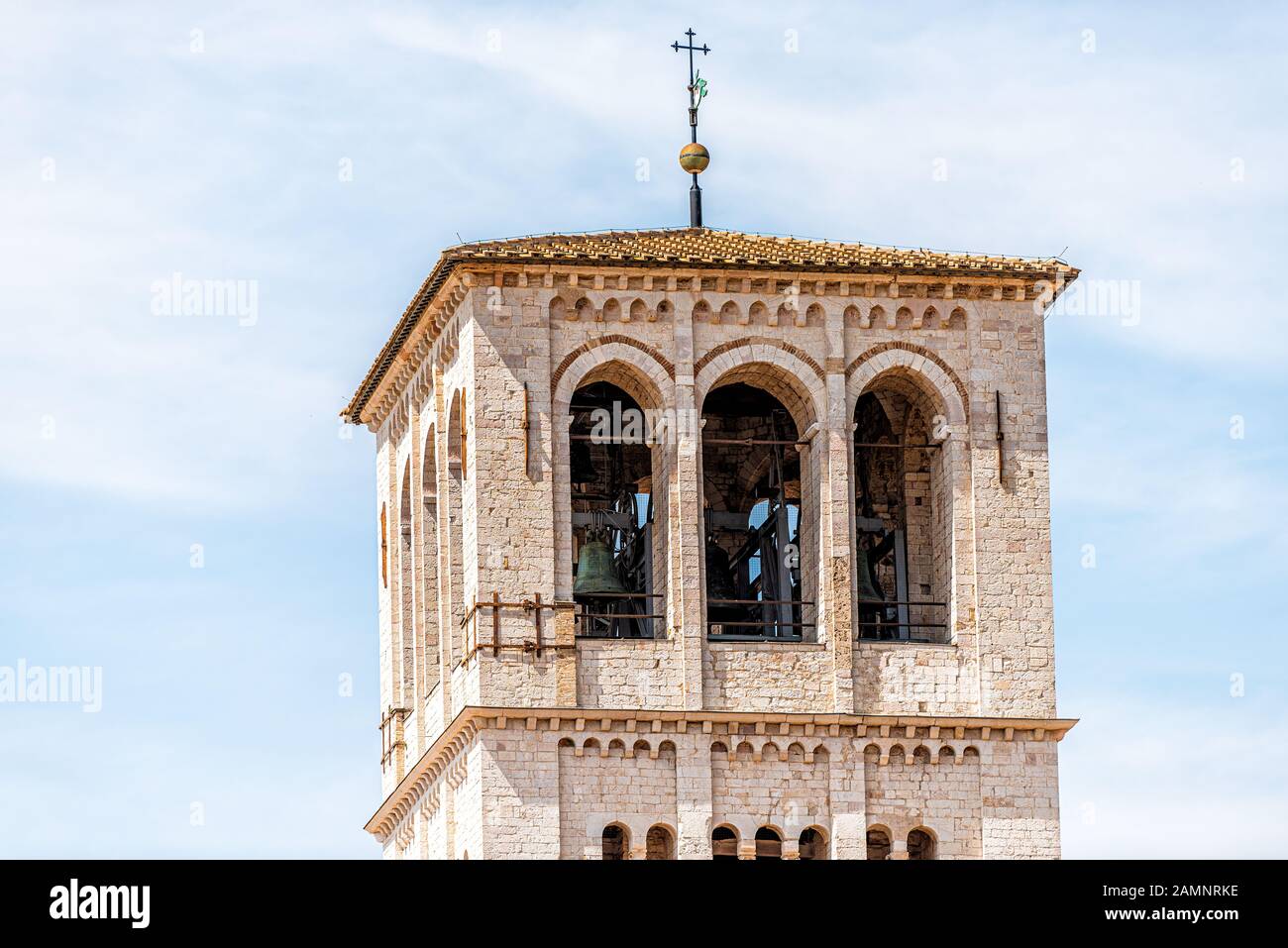Papstbasilika des Heiligen Franziskus von Assisi, Kirchturm in Italien, mit Fassade der Domarchitektur, isoliert gegen den Himmel Stockfoto