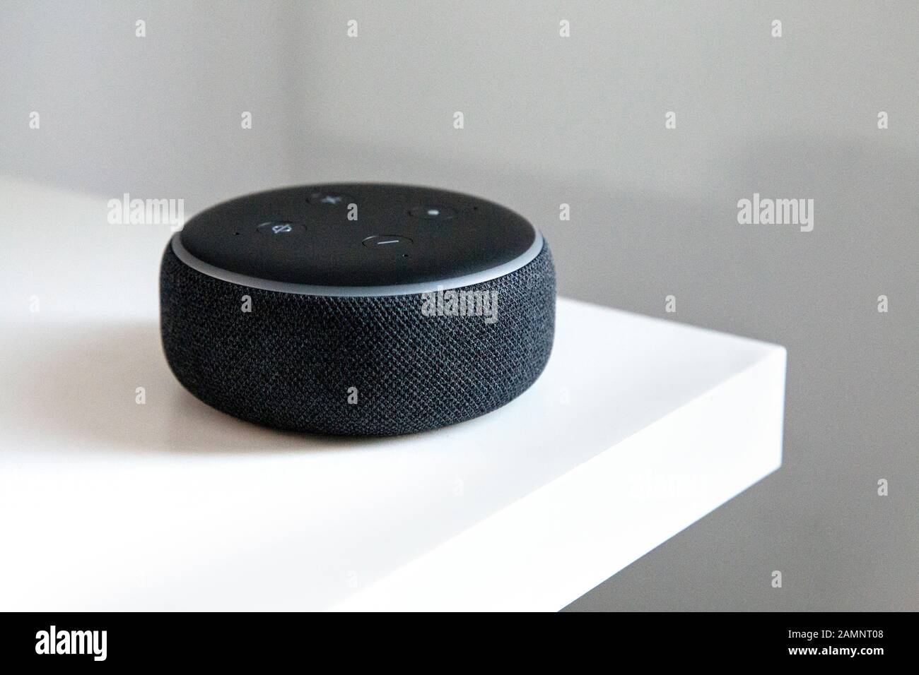 Black Amazon Echo Dot der 3. Generation Stockfoto
