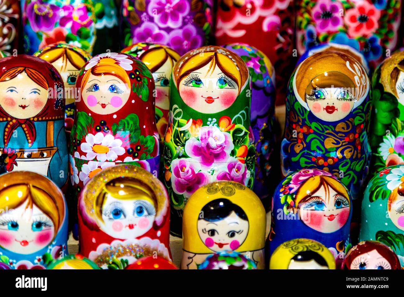 Russische Matryoshka Nistpuppen am Mert Gift Craft Stall, Weihnachten am River Market an der London Bridge, London, Großbritannien Stockfoto