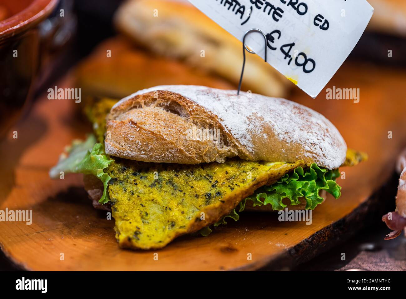 Restaurant Bäckerei Einzelhandel Anzeige von Panini-Sandwichbrot mit grünen Knoblaucheiern zum Mittagessen im Shop in Florenz, Italien Markt mit Schild und Preis Stockfoto