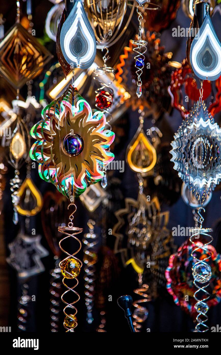 Irisierende Spinning Wind Mobiles auf Weihnachten am Fluss Markt in London Bridge, London, Großbritannien Stockfoto