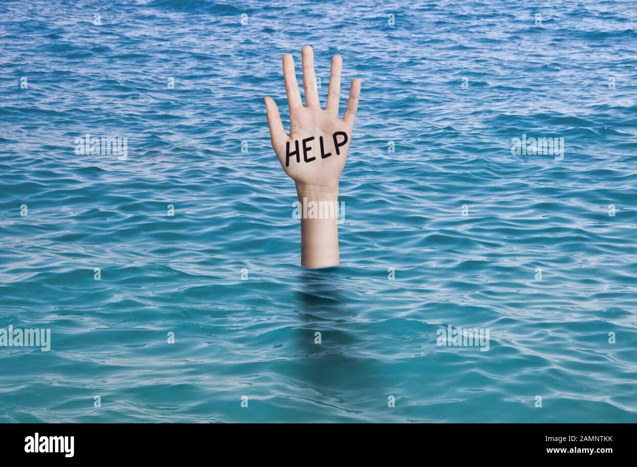 Worthilfe auf der Palme einer sinkenden Hand im Wasser des Ozeans geschrieben. Ertränkende Person Notfall, Ausfall und Hilfe Konzept Stockfoto