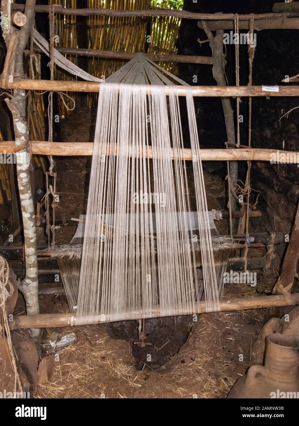 Textilwebstuhl aus Holz zum Weben von Garnen aus Baumwolle und Wolle, Ura Kidane Mehret, Lake Tana, Äthiopien. Stockfoto