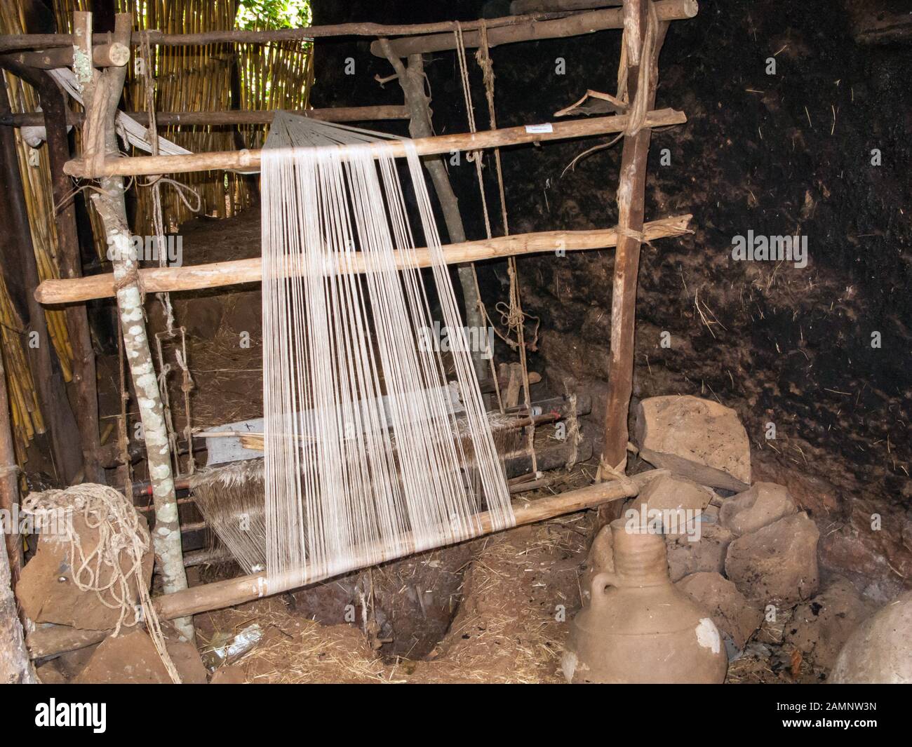 Textilwebstuhl aus Holz zum Weben von Garnen aus Baumwolle und Wolle, Ura Kidane Mehret, Lake Tana, Äthiopien Stockfoto