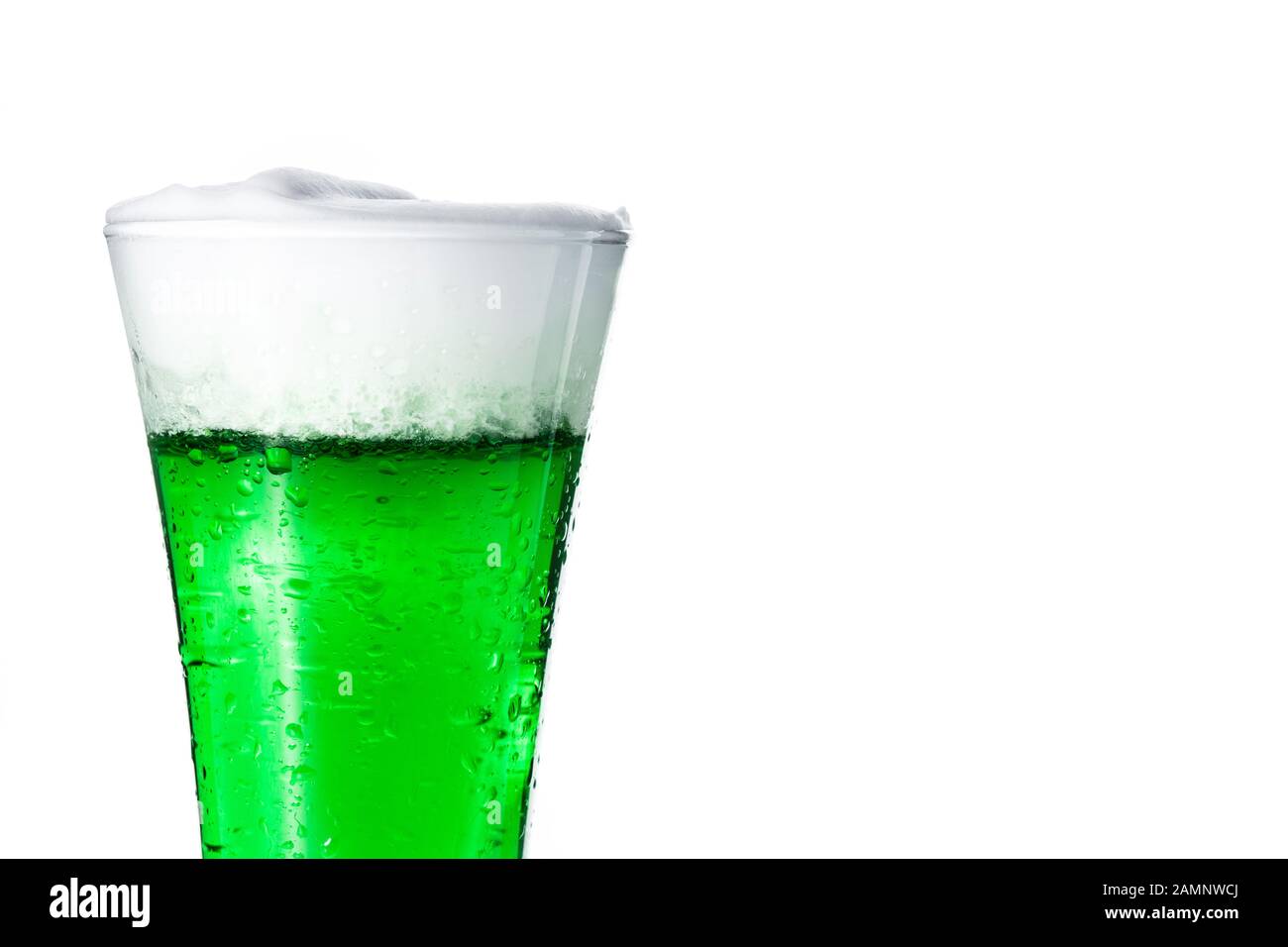 Traditionelle St Patrick's Day grün Bier auf weißem Hintergrund. Platz kopieren Stockfoto