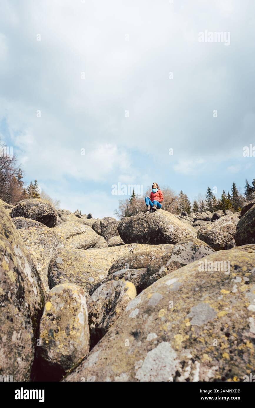 Frau, die in einer wilden Landschaft wandert Stockfoto