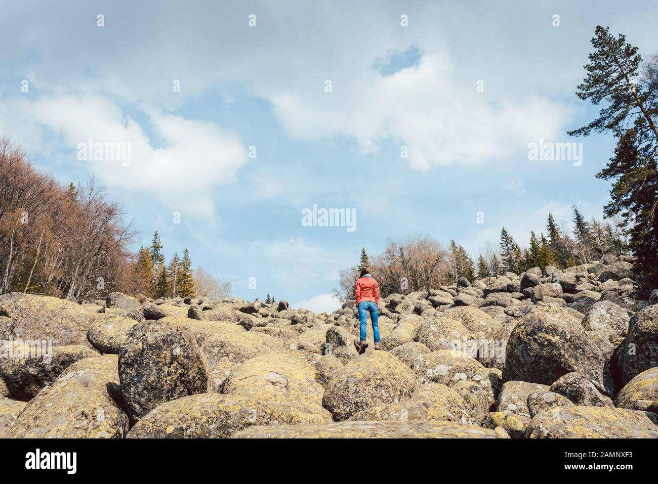Frau, die in einer wilden Landschaft wandert Stockfoto