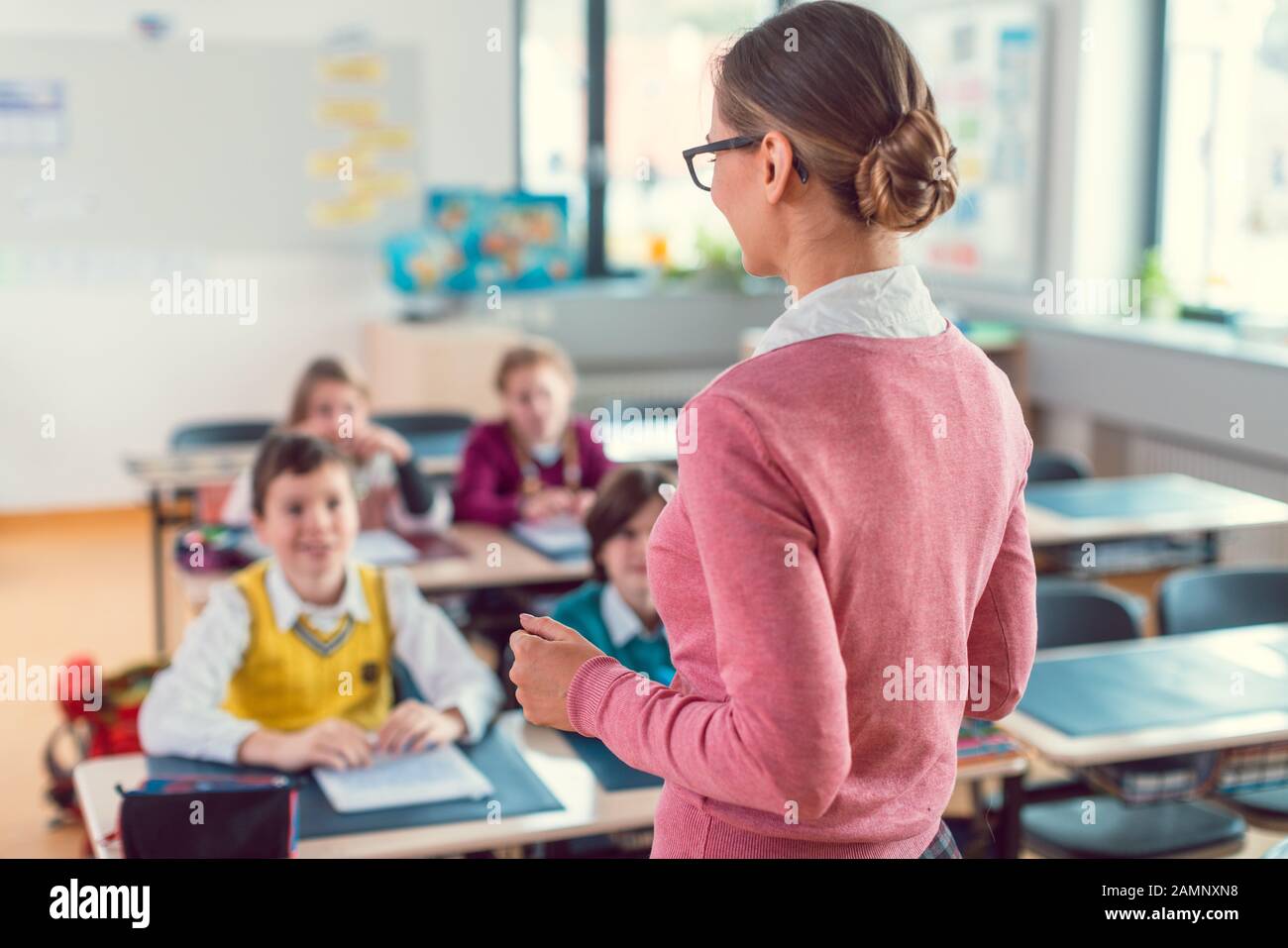 Lehrerin mit ihren Schülern in der Grundschule Stockfoto