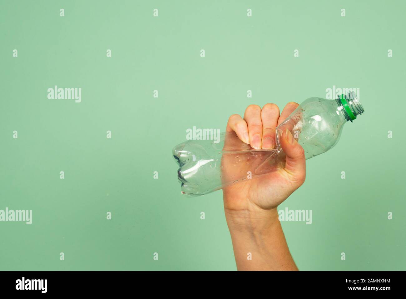 Hand der Frau schmetterte leeren Kunststoff Trinkflasche nicht verwendet, Konzept der Recycling Stockfoto