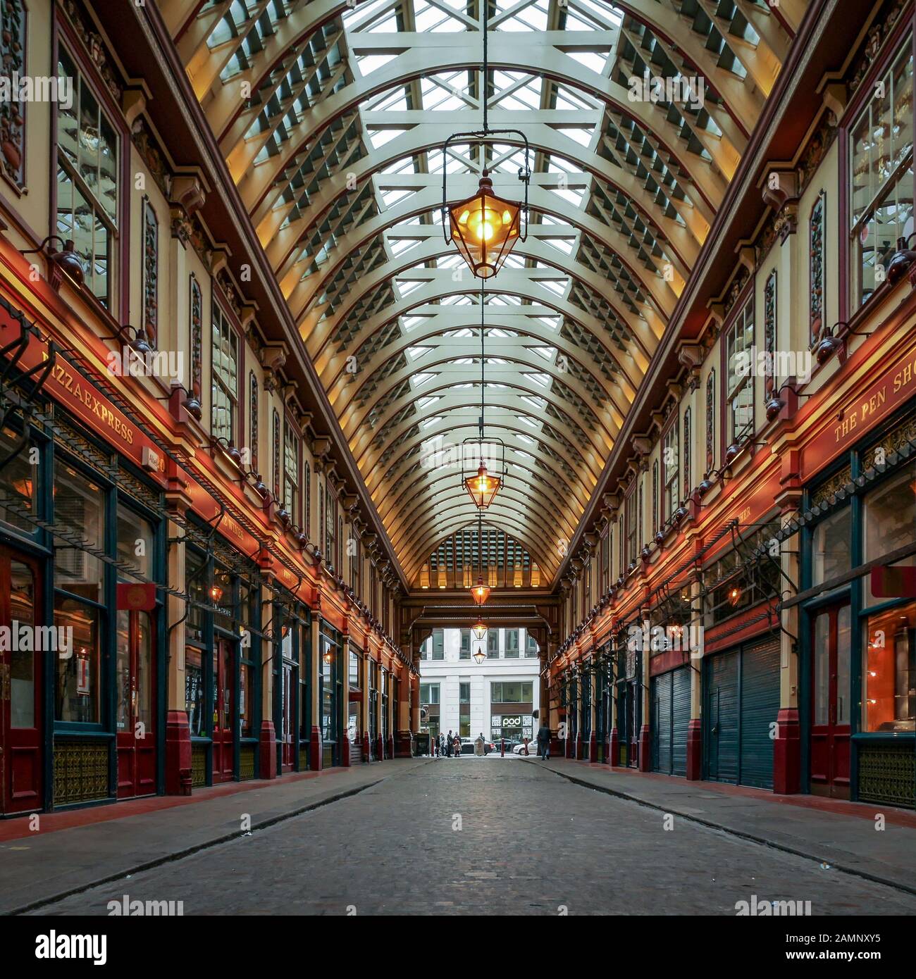 Leadenhall Market, London. Ursprünglich ein Geflügel, das Wahrzeichen Lage beherbergt heute Bars und Restaurants in der reichlichen Financial District. Stockfoto