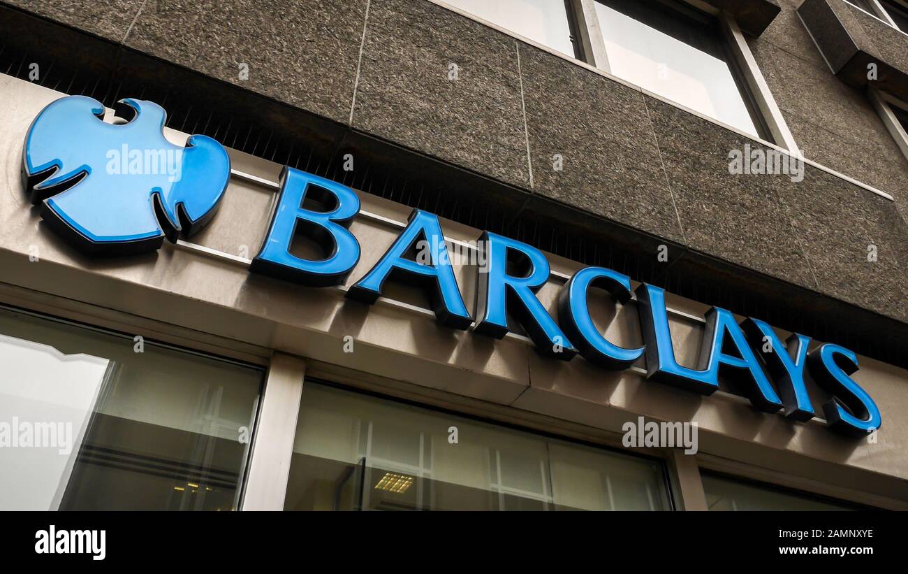 Barclays Bank unterzeichnen. Grafik Shop - front Logo Branding für die britische High Street retail Bank, Barclays. Stockfoto