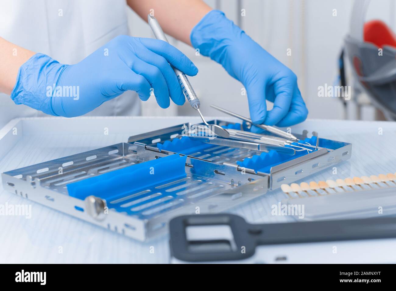 Zahnwerkzeuge in den Händen eines Arztes. Zahnheilkundekonzept. Stockfoto