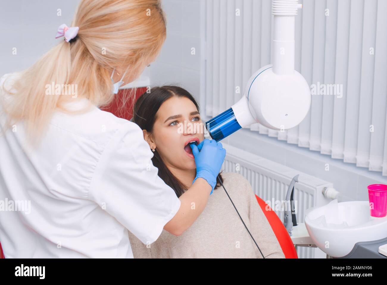 Zahn-Röntgenaufnahme im Zahnarztbüro. Junges Mädchen bei der Zahnarztverabredung. Stockfoto