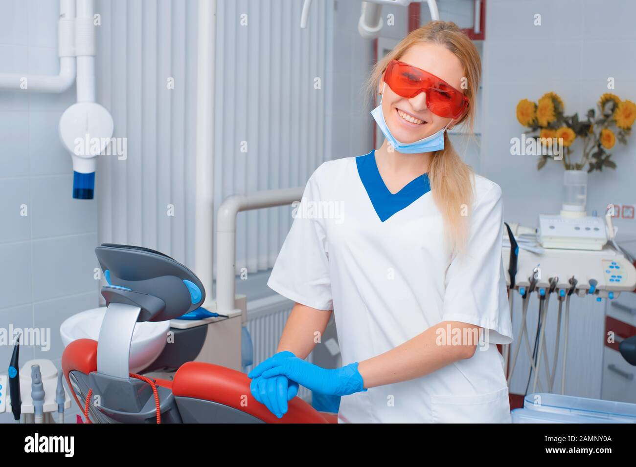 Porträt eines jungen Zahnarztes im Büro. Zahnärztin am Arbeitsplatz. Stockfoto