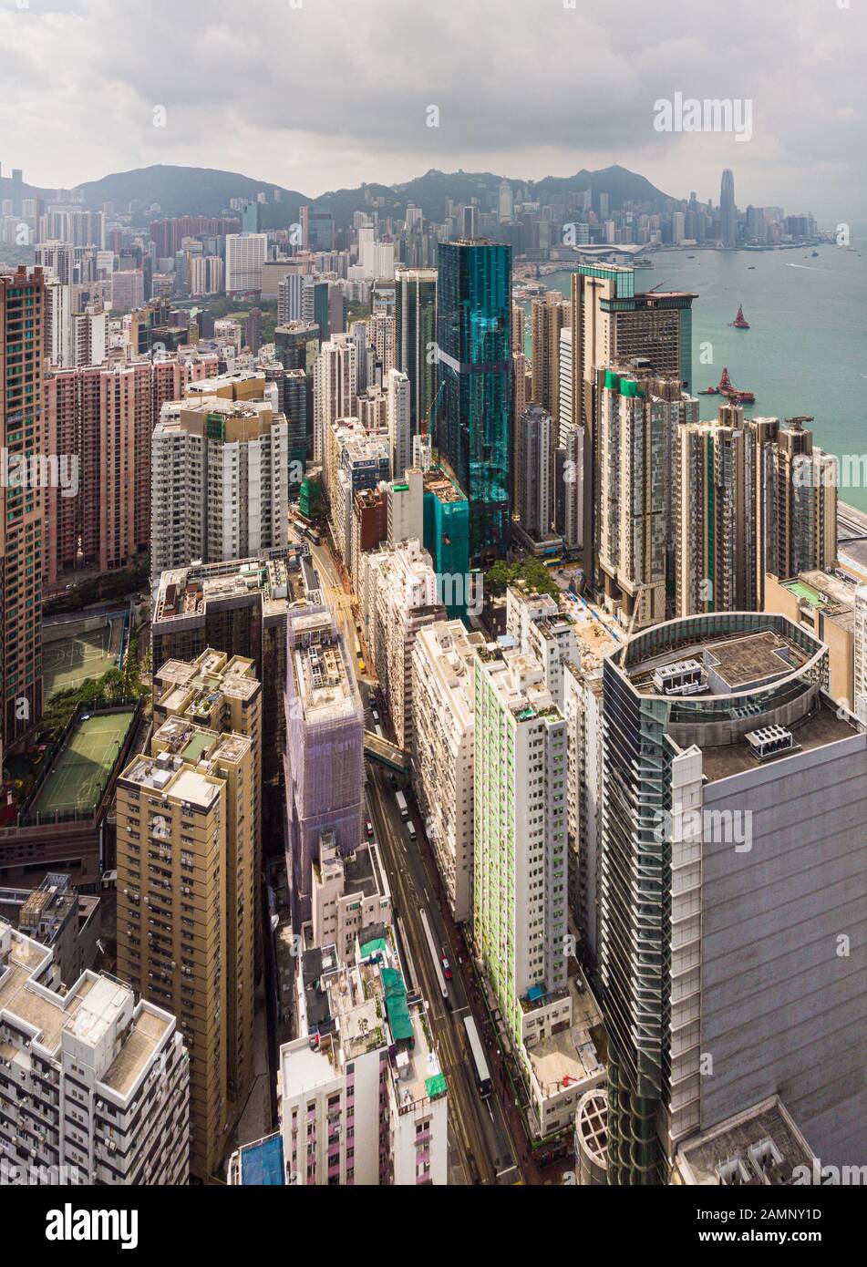 Luftaufnahme des sehr dichten Stadtteils North Point auf der Insel Hongkong am Victoria-Hafen Stockfoto