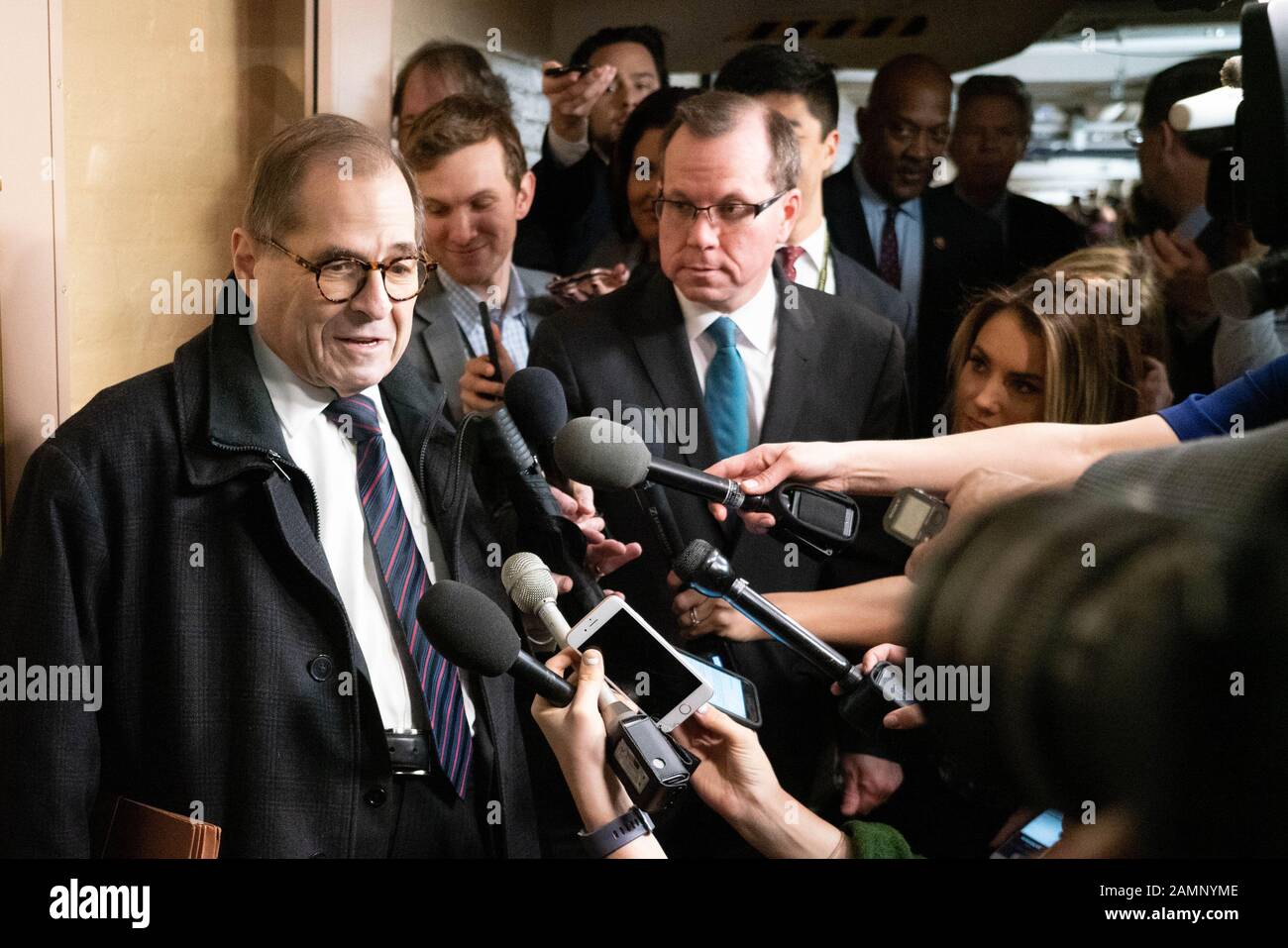 Washington, Vereinigte Staaten. Januar 2020. Der Vorsitzende des House Judiciary Committee Jerrold Nadler (D-NY) beantwortet Fragen auf seinem Weg zu einem Treffen mit dem Präsidenten des Repräsentantenhauses der Vereinigten Staaten Nancy Pelosi (D-CA) und anderen Abgeordneten auf dem Capitol Hill in Washington, DC am Dienstag, 14. Januar 2020. Foto von Ken Cedeno/UPI Credit: UPI/Alamy Live News Stockfoto