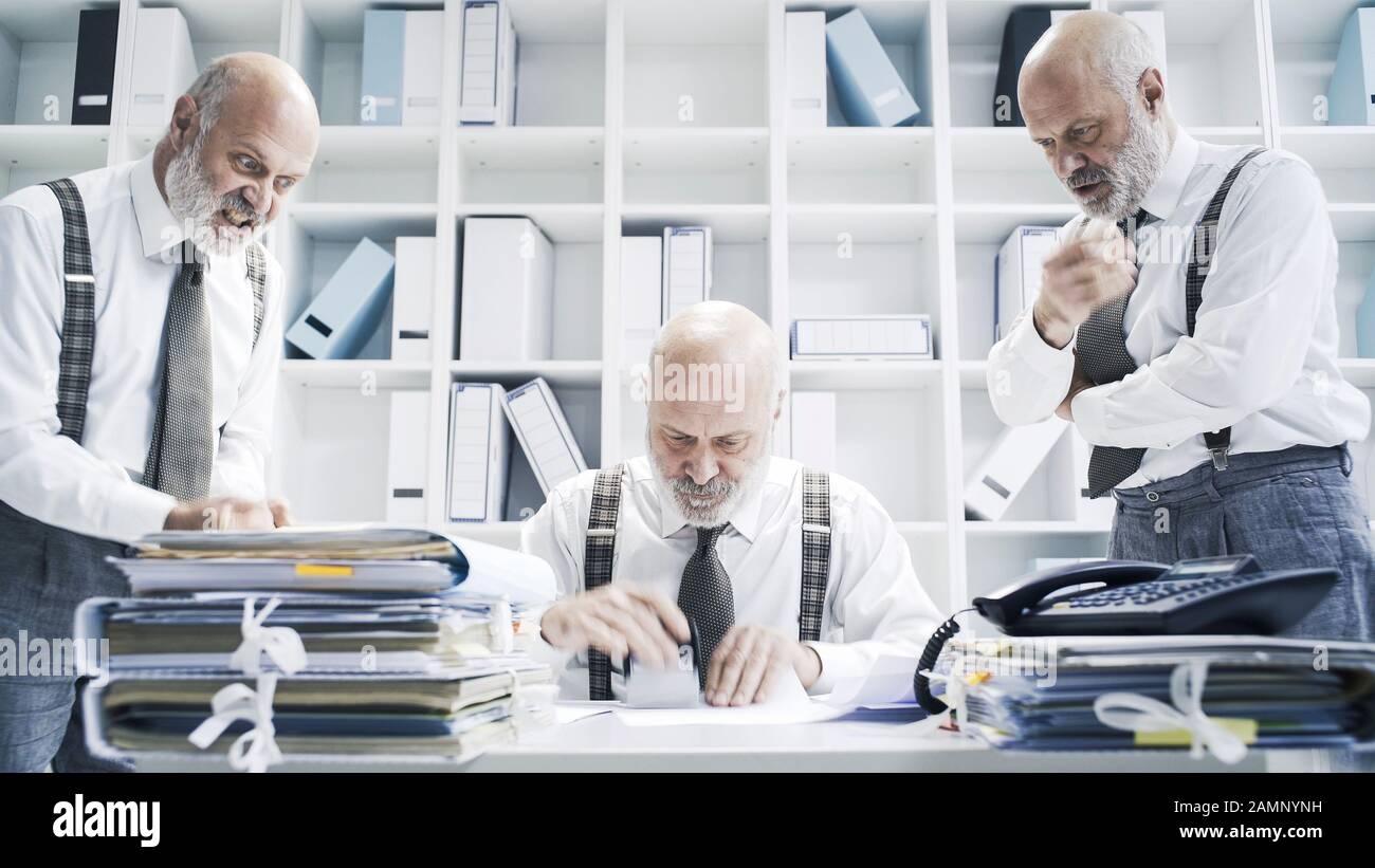 Unternehmensleiter und seine zahlreichen Persönlichkeiten mit unterschiedlichen Rollen arbeiten im Büro zusammen Stockfoto